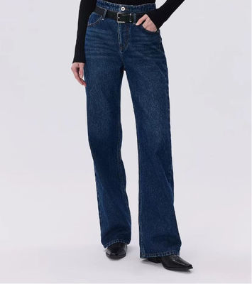 Pantalones de jeans de cintura alta y piernas rectas.