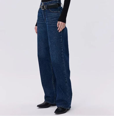 Pantalones de jeans de cintura alta y piernas rectas.