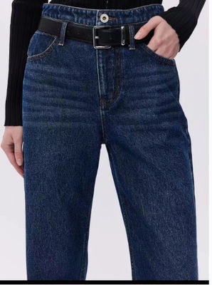 Pantalones de jeans de cintura alta y piernas rectas.