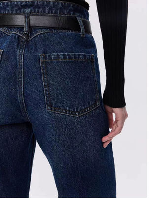 Pantalones de jeans de cintura alta y piernas rectas.