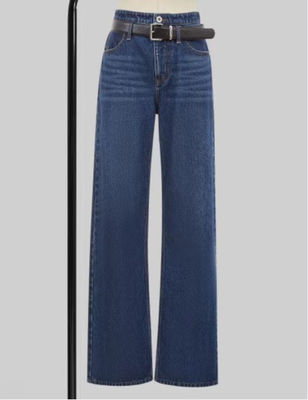 Pantalones de jeans de cintura alta y piernas rectas.