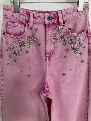Jeans de jeans rosados de diseño de piernas largas extra largas para un efecto de alargamiento de piernas