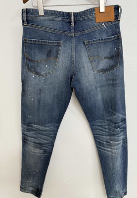 Lavado pesado y acabado antiguo en denim para un ambiente nostálgico