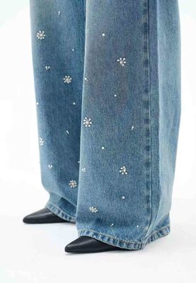 Jeans de cintura alta y piernas anchas para una silueta clásica y halagadora