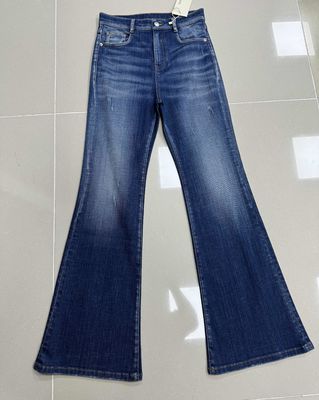 Bajo de denim de diseño exclusivo a medida para líneas planas suaves y nítidas