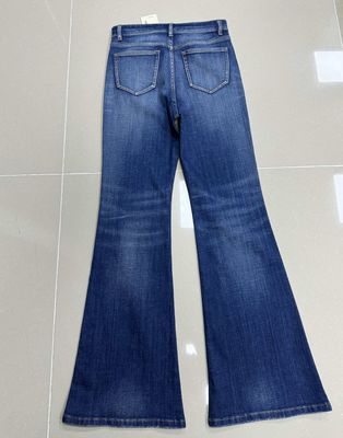 Bajo de denim de diseño exclusivo a medida para líneas planas suaves y nítidas