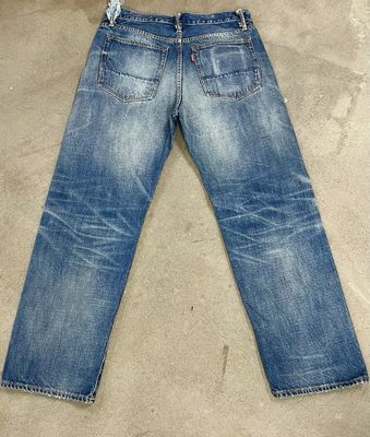 Bajo de denim de lavado ligero con sutil desvanecimiento y bigotes para un aspecto clásico
