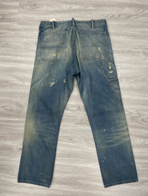 Pintura en negrita diseño de pantalones vaqueros de piernas rectas para una estética artística y de punta