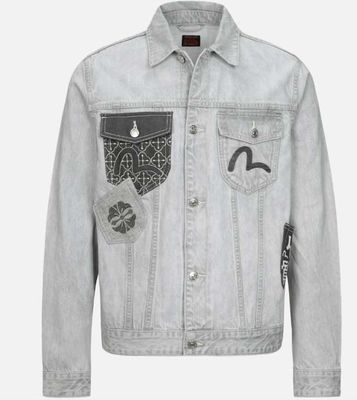 Chaqueta de denim de color gris claro lavado para un aspecto moderno y versátil
