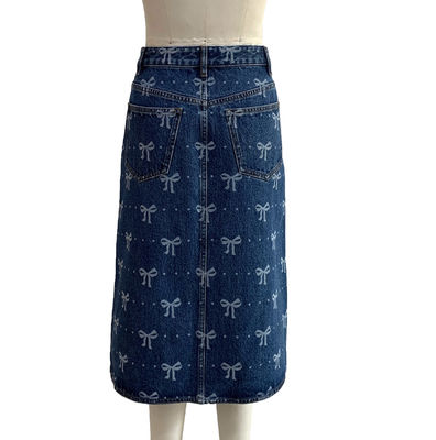 Impresión de la falda larga de denim para un diseño lúdico y femenino