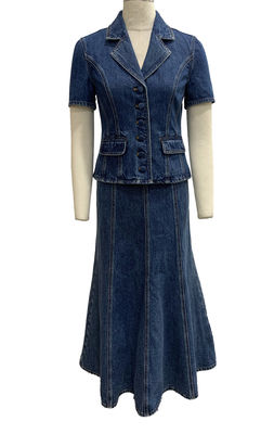 Set de denim de dos piezas con una chaqueta a medida y una falda midi
