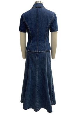 Set de denim de dos piezas con una chaqueta a medida y una falda midi