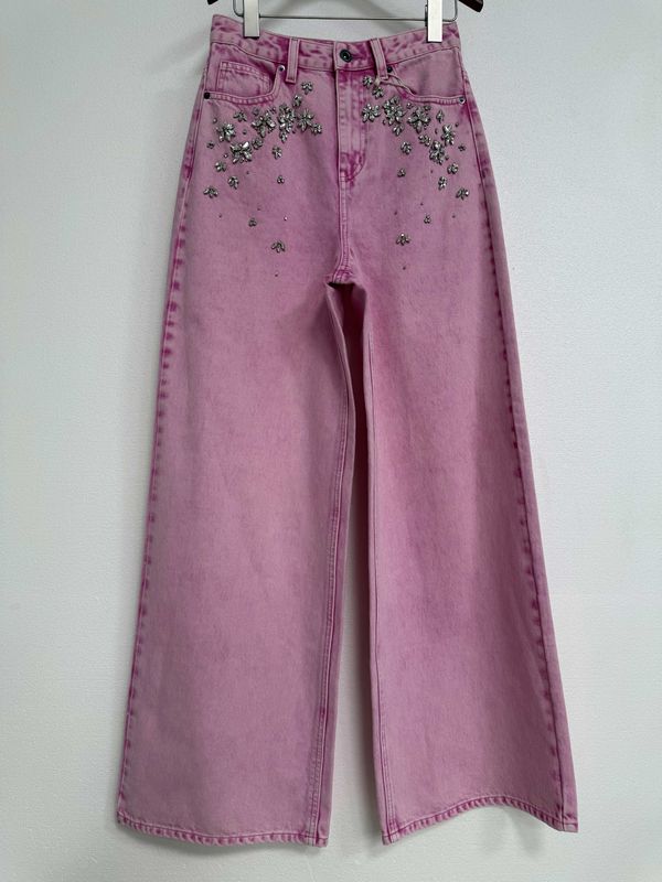 Jeans de jeans rosados de diseño de piernas largas extra largas para un efecto de alargamiento de piernas