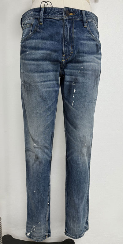 Lavado pesado y acabado antiguo en denim para un ambiente nostálgico